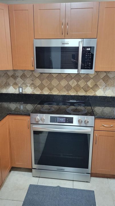For Rent: $2,400 (2 beds, 2 baths, 885 Square Feet)