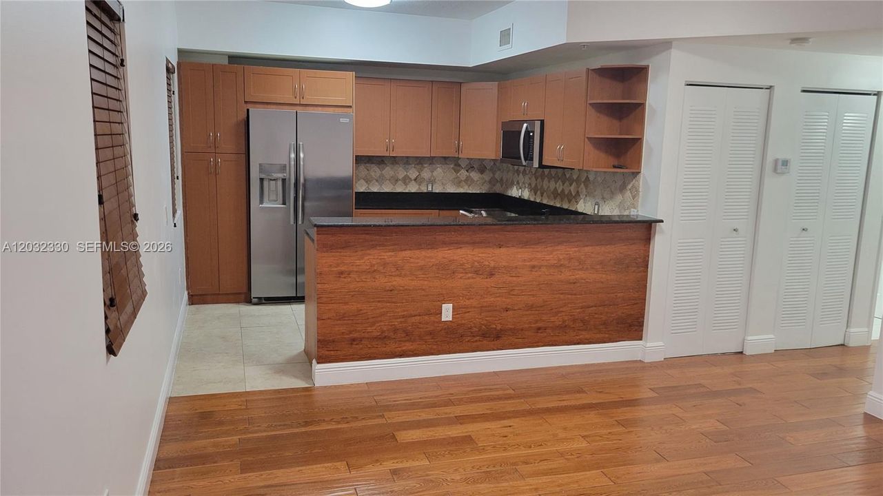 For Rent: $2,400 (2 beds, 2 baths, 885 Square Feet)