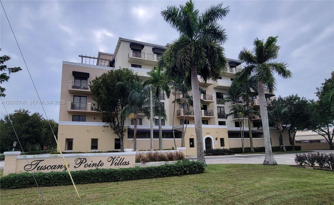 For Rent: $2,400 (2 beds, 2 baths, 885 Square Feet)