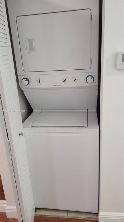 For Rent: $2,400 (2 beds, 2 baths, 885 Square Feet)
