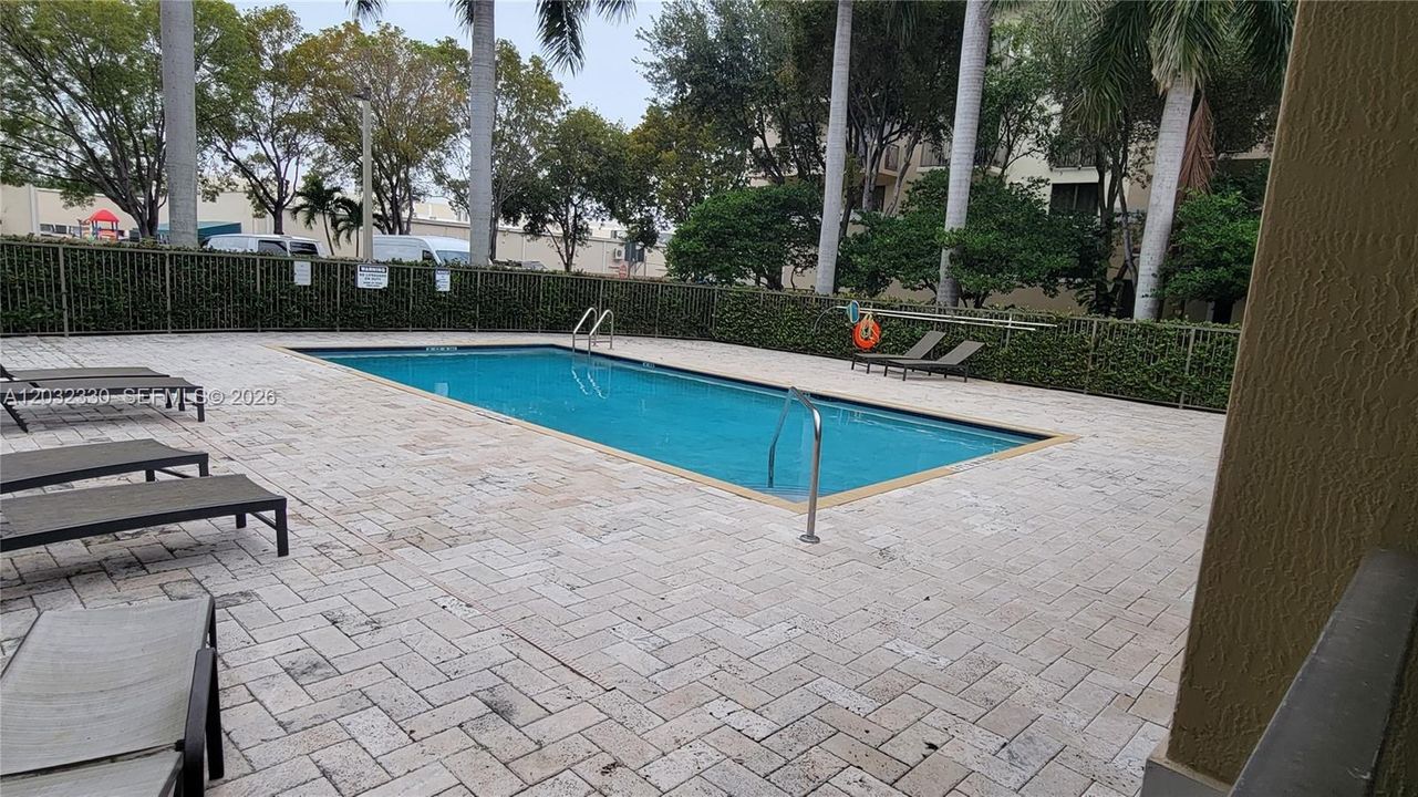 For Rent: $2,400 (2 beds, 2 baths, 885 Square Feet)