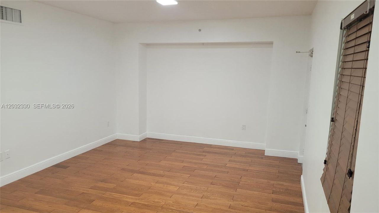 For Rent: $2,400 (2 beds, 2 baths, 885 Square Feet)
