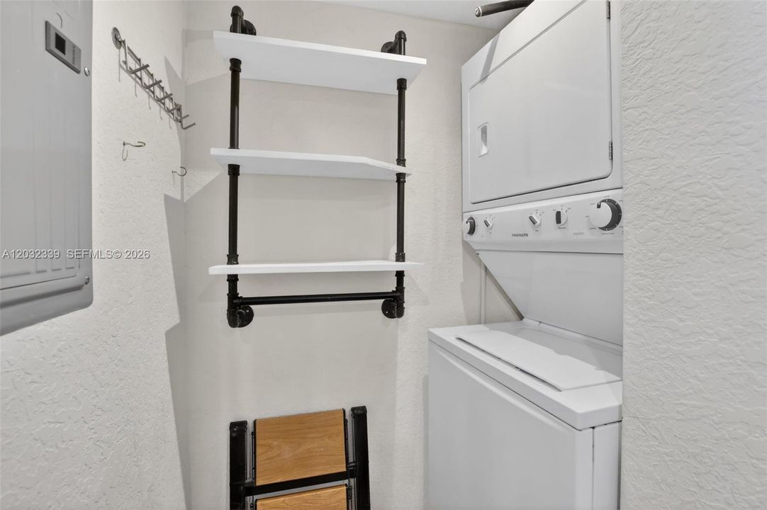 For Sale: $349,000 (2 beds, 2 baths, 1280 Square Feet)