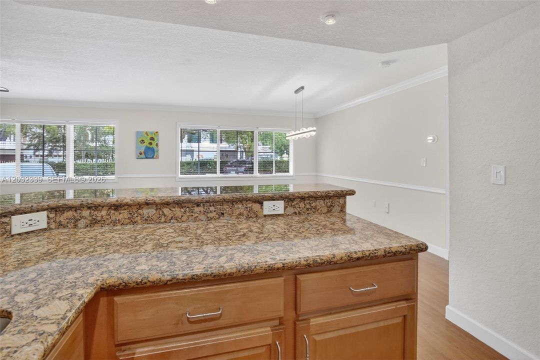 For Sale: $349,000 (2 beds, 2 baths, 1280 Square Feet)