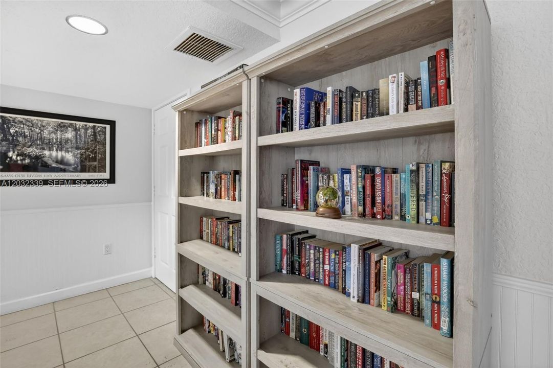 For Sale: $349,000 (2 beds, 2 baths, 1280 Square Feet)