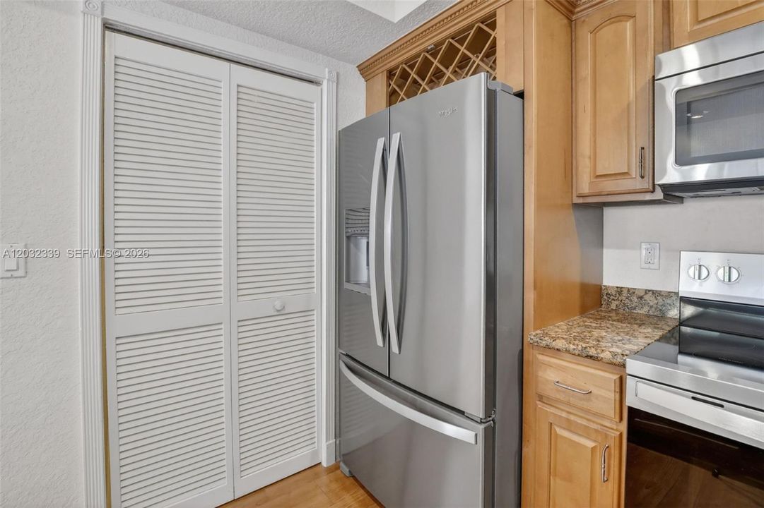 For Sale: $349,000 (2 beds, 2 baths, 1280 Square Feet)