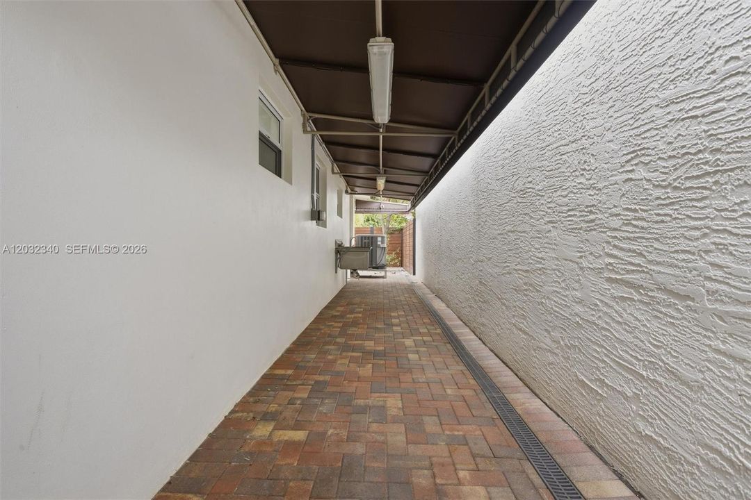 For Sale: $550,000 (3 beds, 2 baths, 1205 Square Feet)
