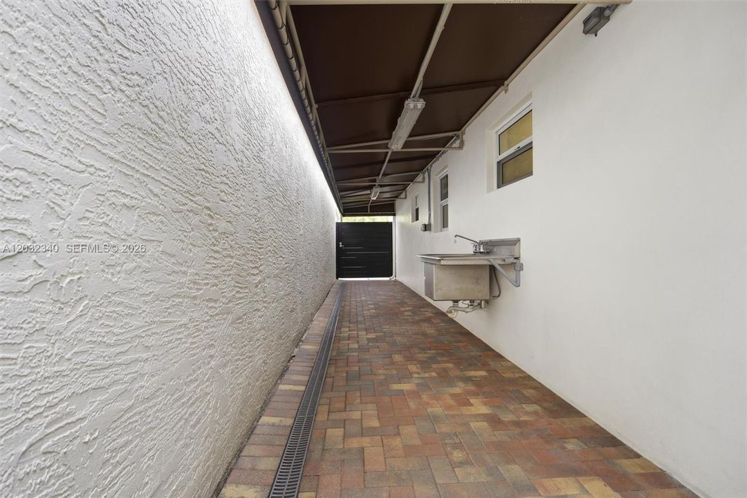 For Sale: $550,000 (3 beds, 2 baths, 1205 Square Feet)