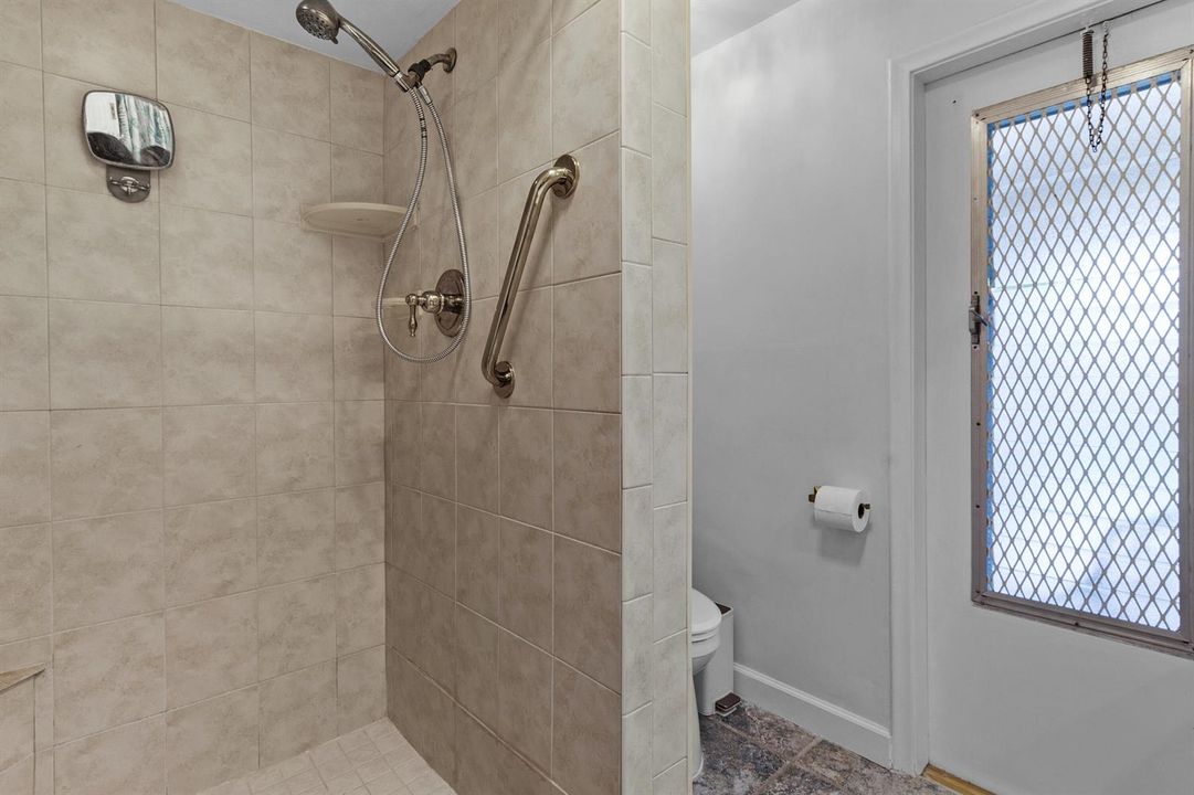 accutour_1418-ne-57th-pl-31