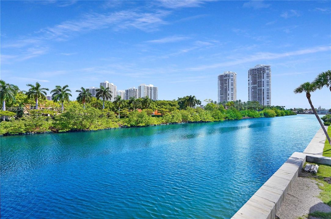 For Sale: $195,000 (1 beds, 1 baths, 896 Square Feet)
