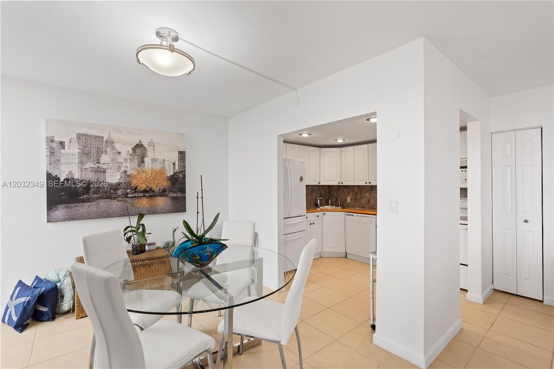For Sale: $195,000 (1 beds, 1 baths, 896 Square Feet)