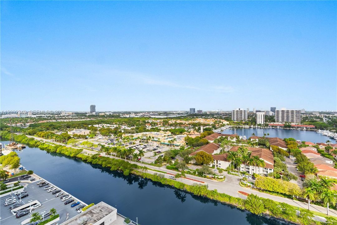 For Sale: $195,000 (1 beds, 1 baths, 896 Square Feet)