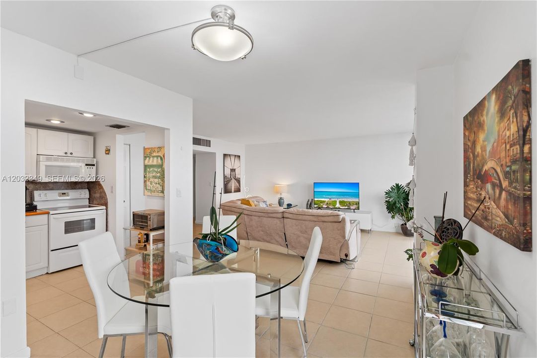 For Sale: $195,000 (1 beds, 1 baths, 896 Square Feet)