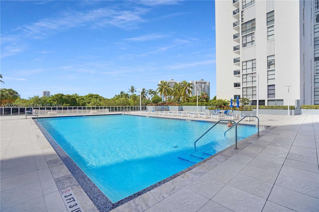 For Sale: $195,000 (1 beds, 1 baths, 896 Square Feet)