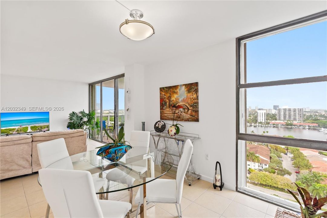 For Sale: $195,000 (1 beds, 1 baths, 896 Square Feet)