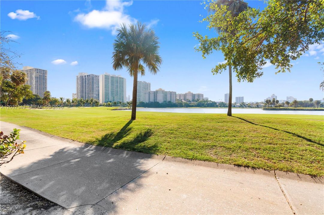 For Sale: $195,000 (1 beds, 1 baths, 896 Square Feet)