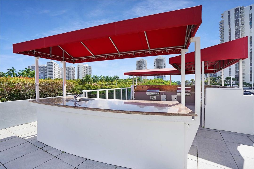 For Sale: $195,000 (1 beds, 1 baths, 896 Square Feet)