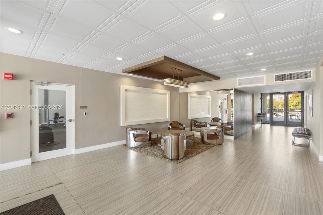 For Sale: $195,000 (1 beds, 1 baths, 896 Square Feet)