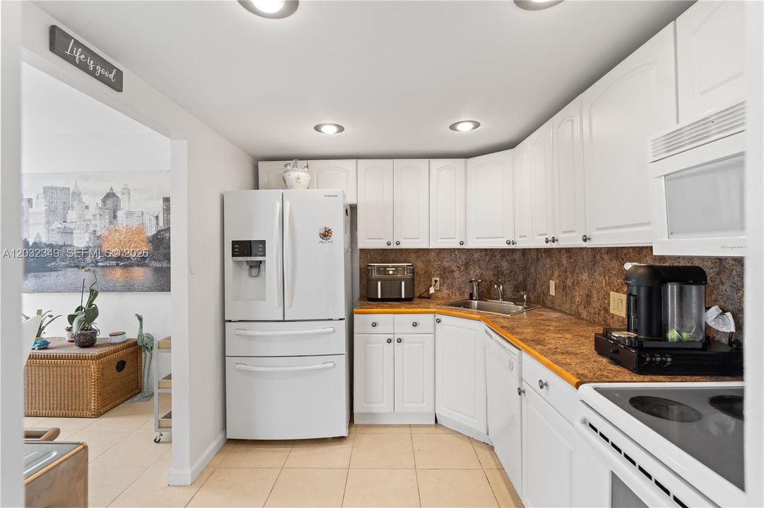 For Sale: $195,000 (1 beds, 1 baths, 896 Square Feet)
