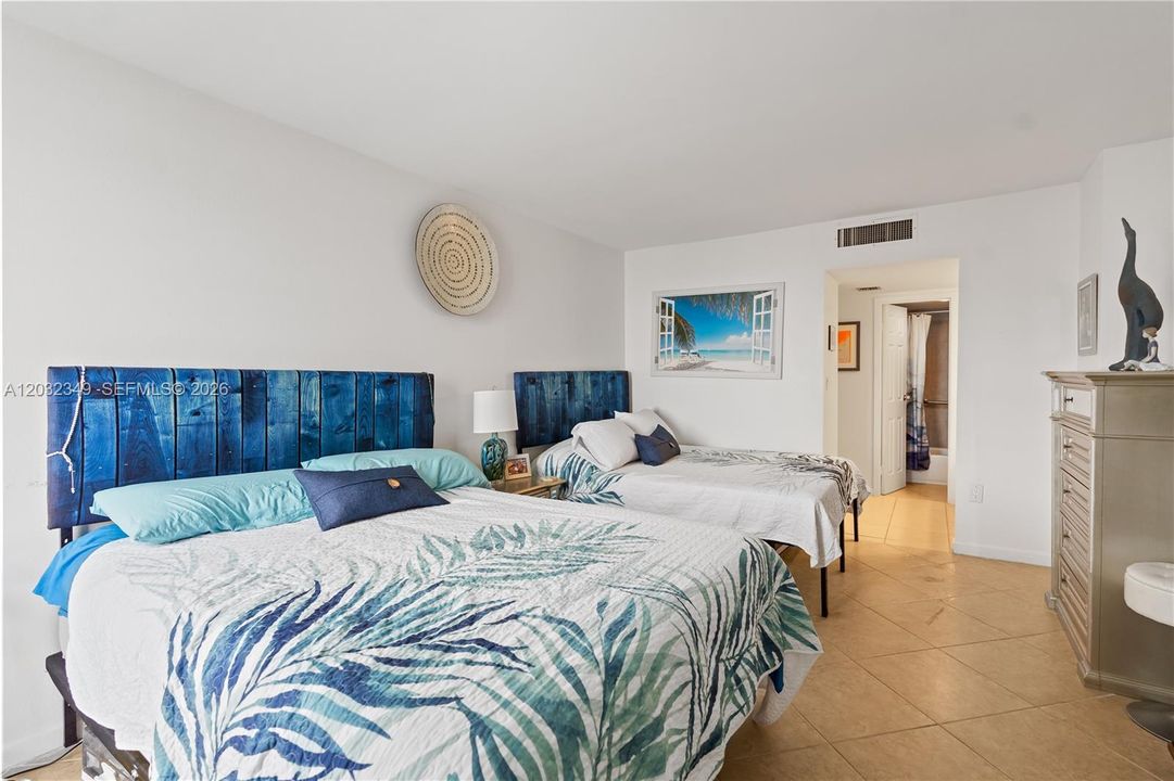 For Sale: $195,000 (1 beds, 1 baths, 896 Square Feet)
