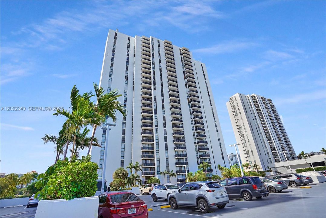 For Sale: $195,000 (1 beds, 1 baths, 896 Square Feet)
