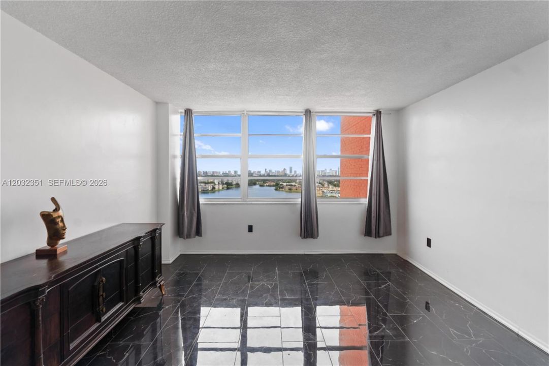 For Rent: $2,300 (2 beds, 2 baths, 1140 Square Feet)