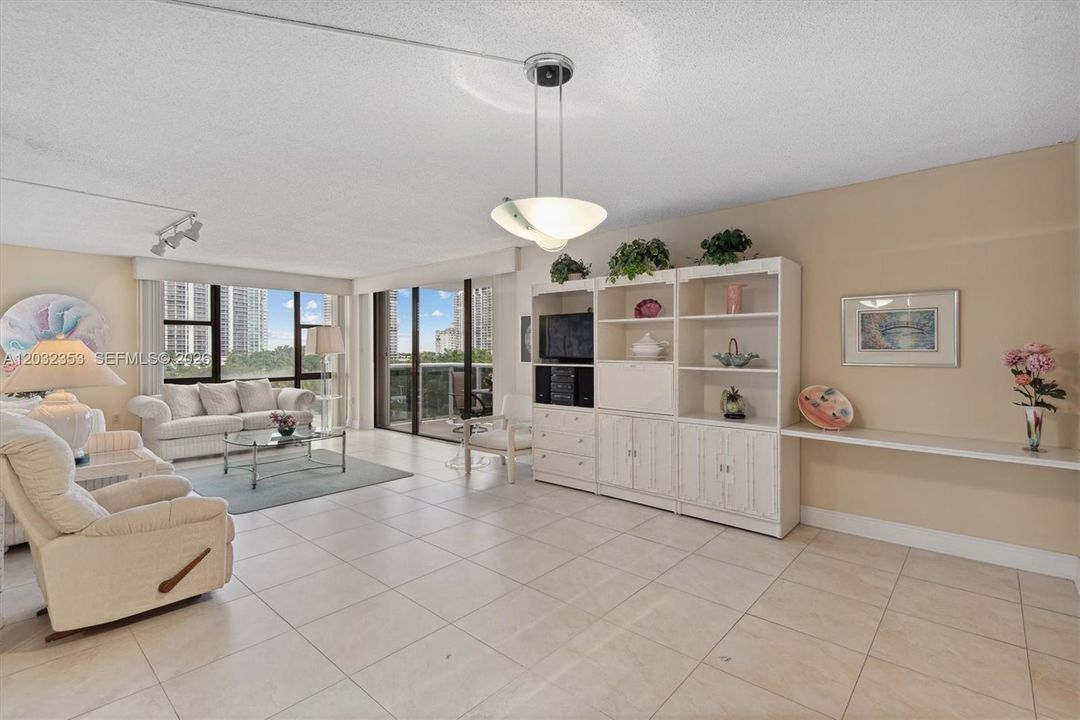 For Sale: $290,999 (2 beds, 2 baths, 1142 Square Feet)