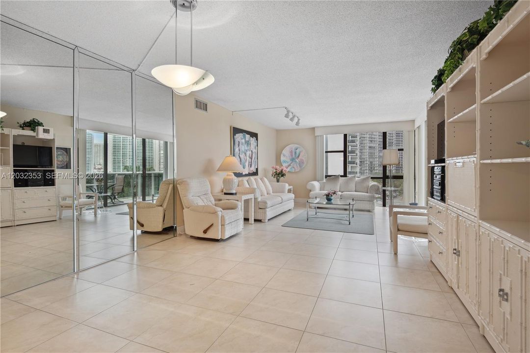 For Sale: $290,999 (2 beds, 2 baths, 1142 Square Feet)