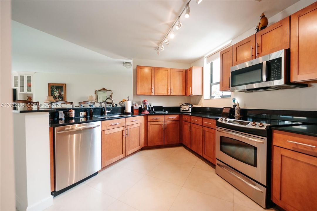 For Sale: $738,000 (2 beds, 2 baths, 1925 Square Feet)