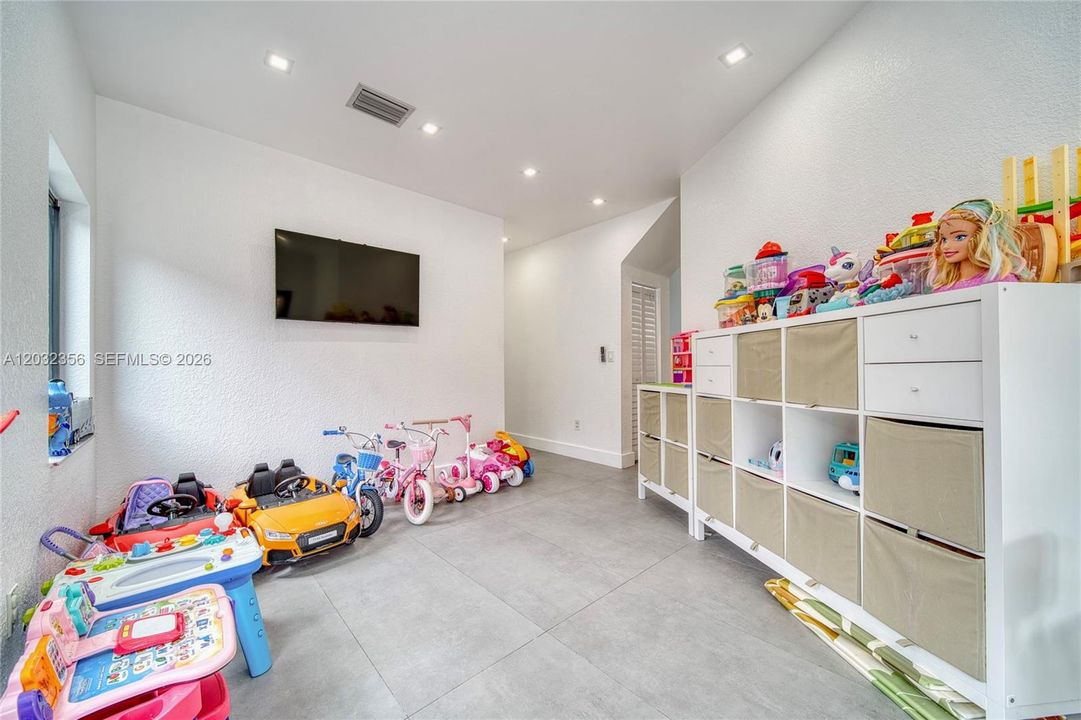For Sale: $665,000 (3 beds, 2 baths, 1772 Square Feet)