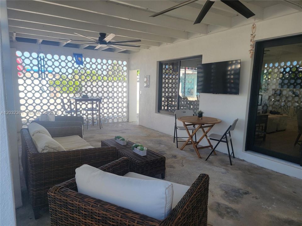 For Rent: $3,599 (2 beds, 1 baths, 1096 Square Feet)