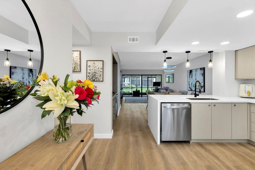 For Sale: $294,900 (2 beds, 2 baths, 1150 Square Feet)