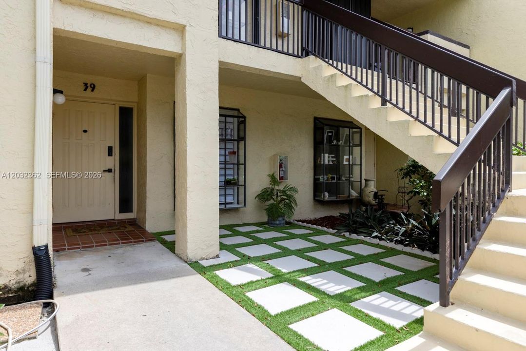 For Sale: $294,900 (2 beds, 2 baths, 1150 Square Feet)