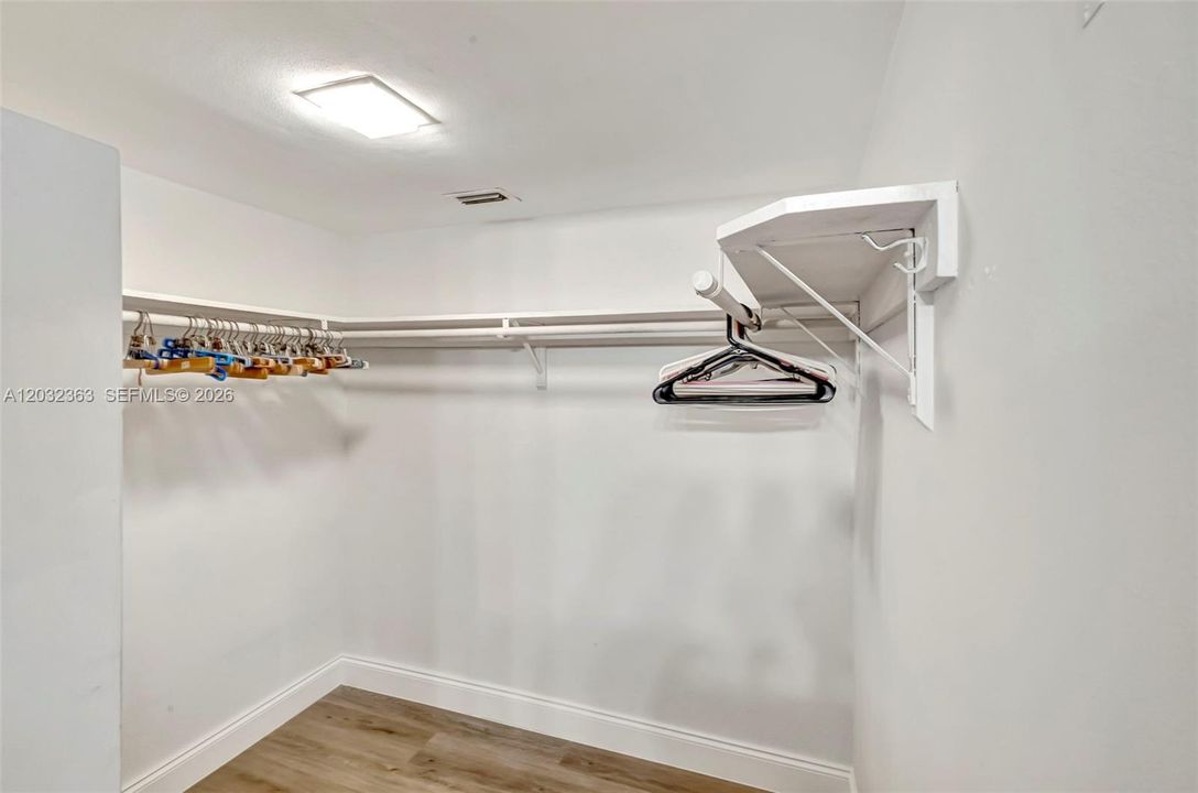 For Rent: $1,890 (1 beds, 1 baths, 865 Square Feet)