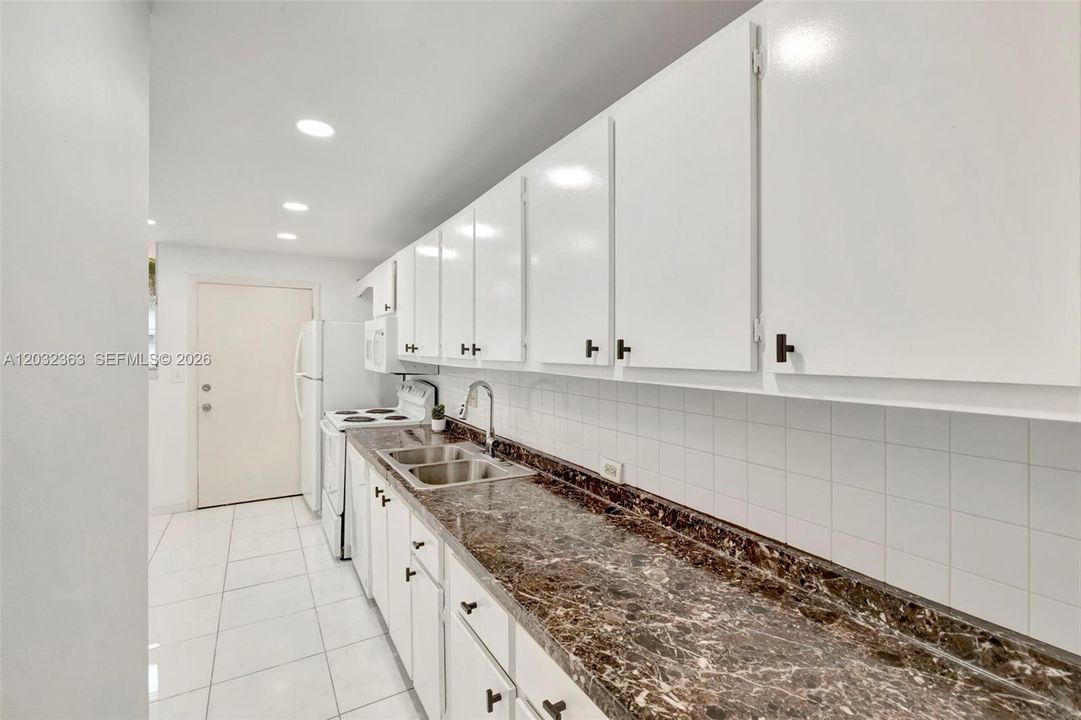 For Rent: $1,890 (1 beds, 1 baths, 865 Square Feet)