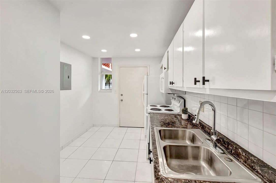 For Rent: $1,890 (1 beds, 1 baths, 865 Square Feet)