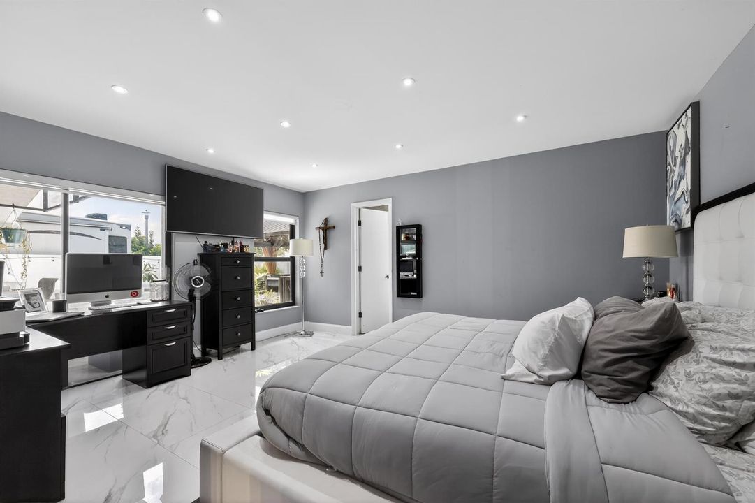 24_11423_Whisper_Sound_Dr-Bedroom-0040