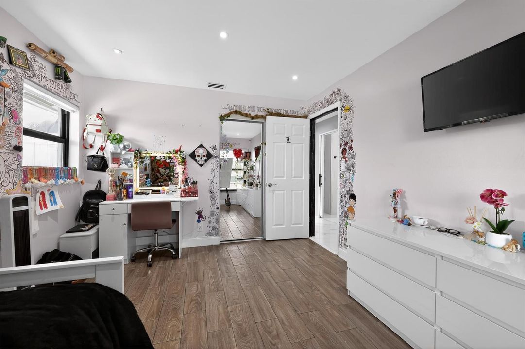 25_11423_Whisper_Sound_Dr-Bedroom-0016