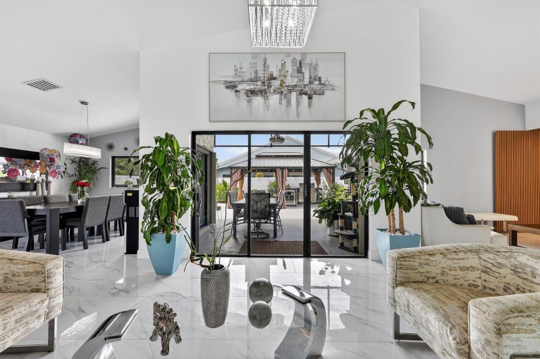 11_11423_Whisper_Sound_Dr-Living_room-00