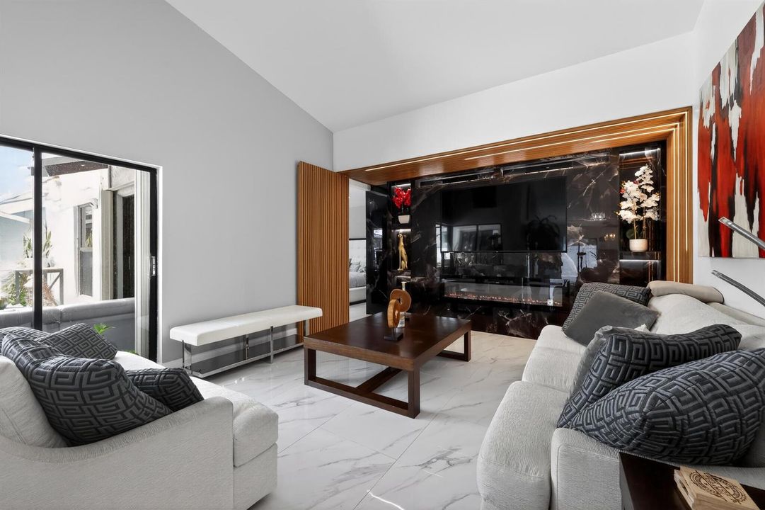 15_11423_Whisper_Sound_Dr-Living_room-00
