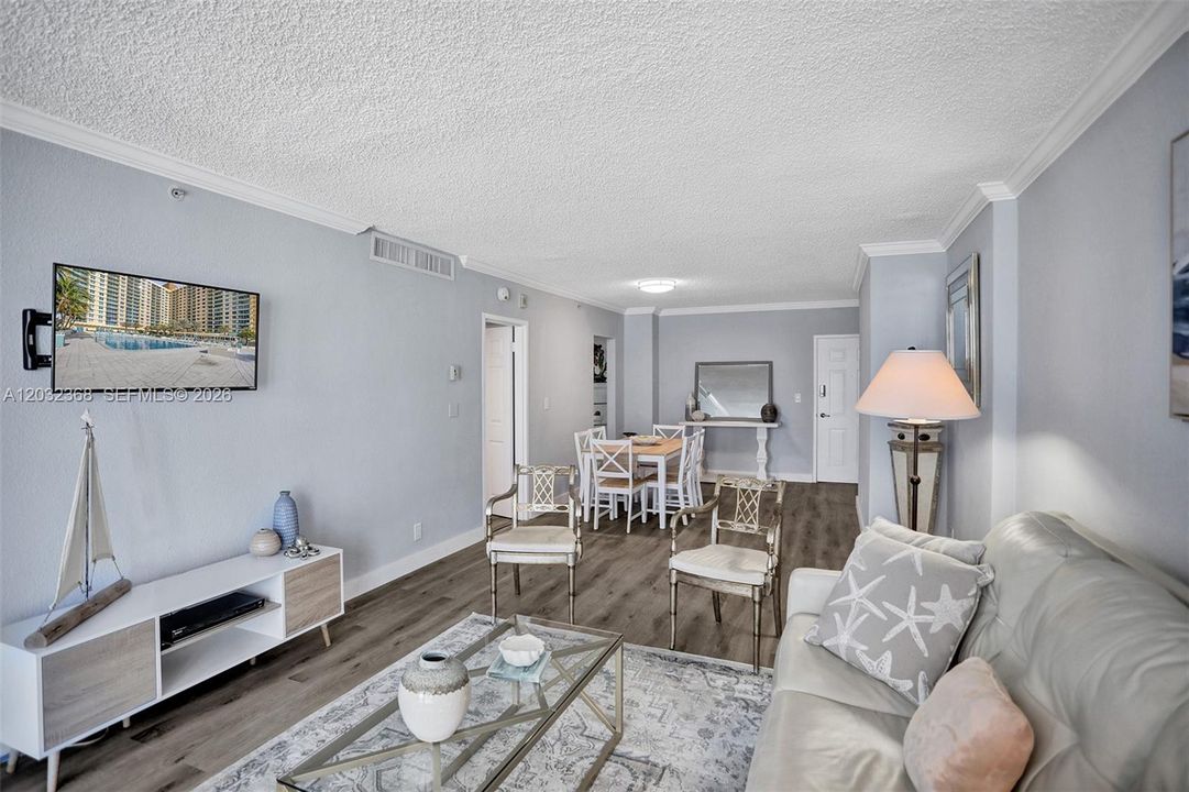 For Rent: $2,700 (1 beds, 1 baths, 835 Square Feet)
