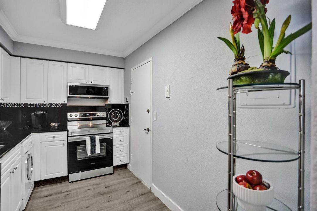 For Rent: $2,700 (1 beds, 1 baths, 835 Square Feet)