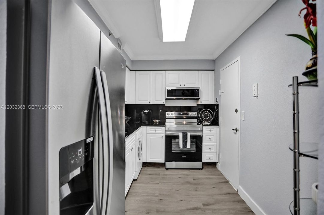 For Rent: $2,700 (1 beds, 1 baths, 835 Square Feet)