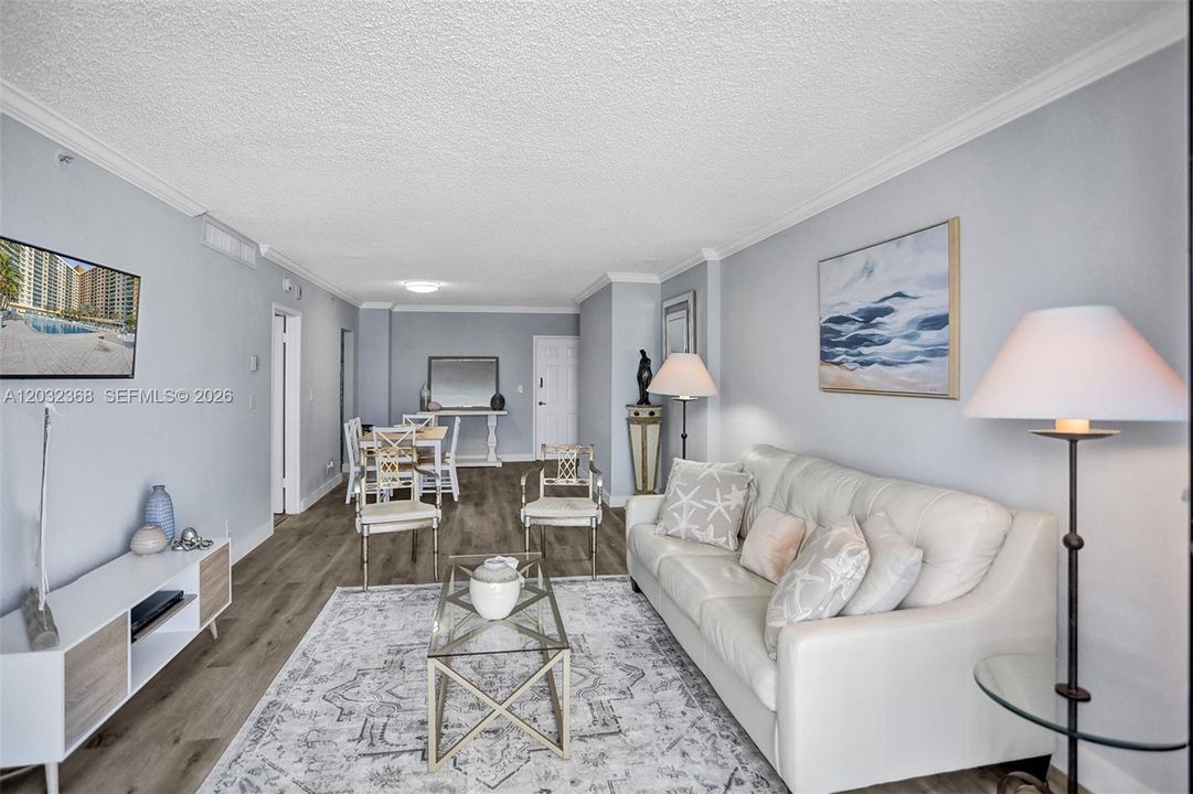For Rent: $2,700 (1 beds, 1 baths, 835 Square Feet)