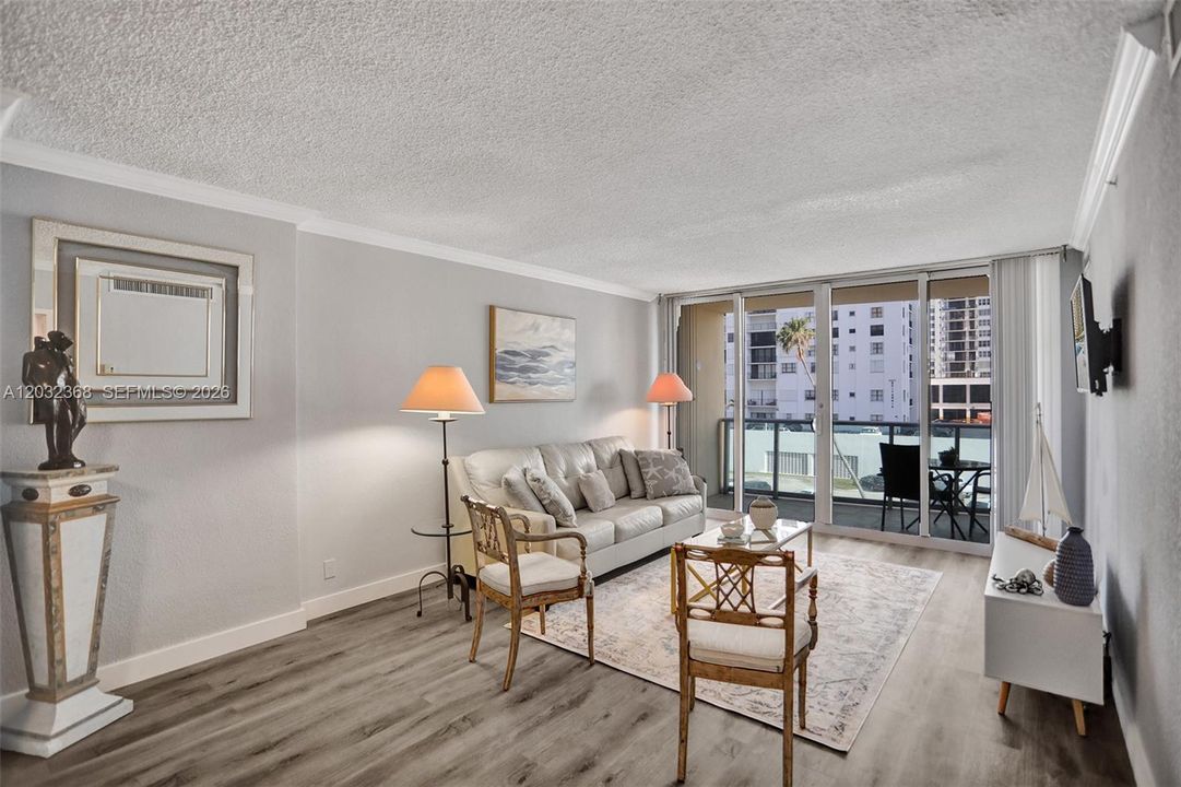 For Rent: $2,700 (1 beds, 1 baths, 835 Square Feet)