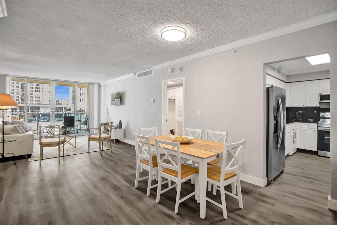 For Rent: $2,700 (1 beds, 1 baths, 835 Square Feet)