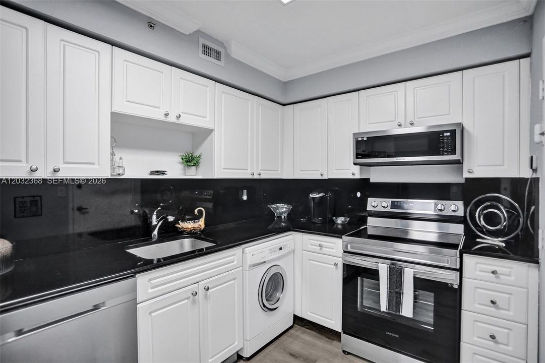 For Rent: $2,700 (1 beds, 1 baths, 835 Square Feet)