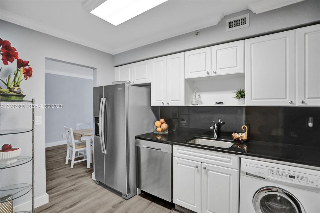 For Rent: $2,700 (1 beds, 1 baths, 835 Square Feet)