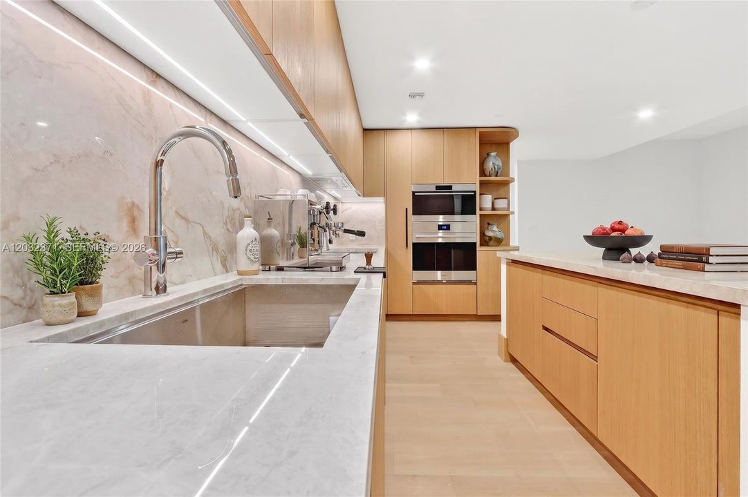 For Sale: $3,050,000 (2 beds, 2 baths, 1756 Square Feet)