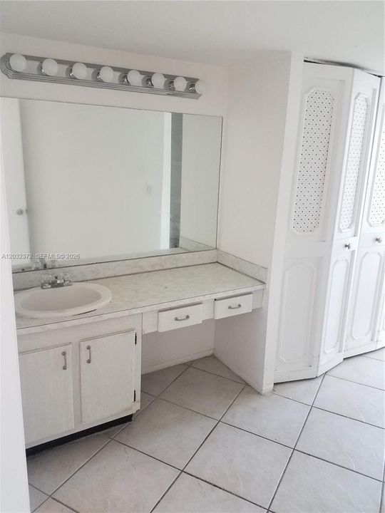 For Rent: $2,000 (2 beds, 2 baths, 1081 Square Feet)